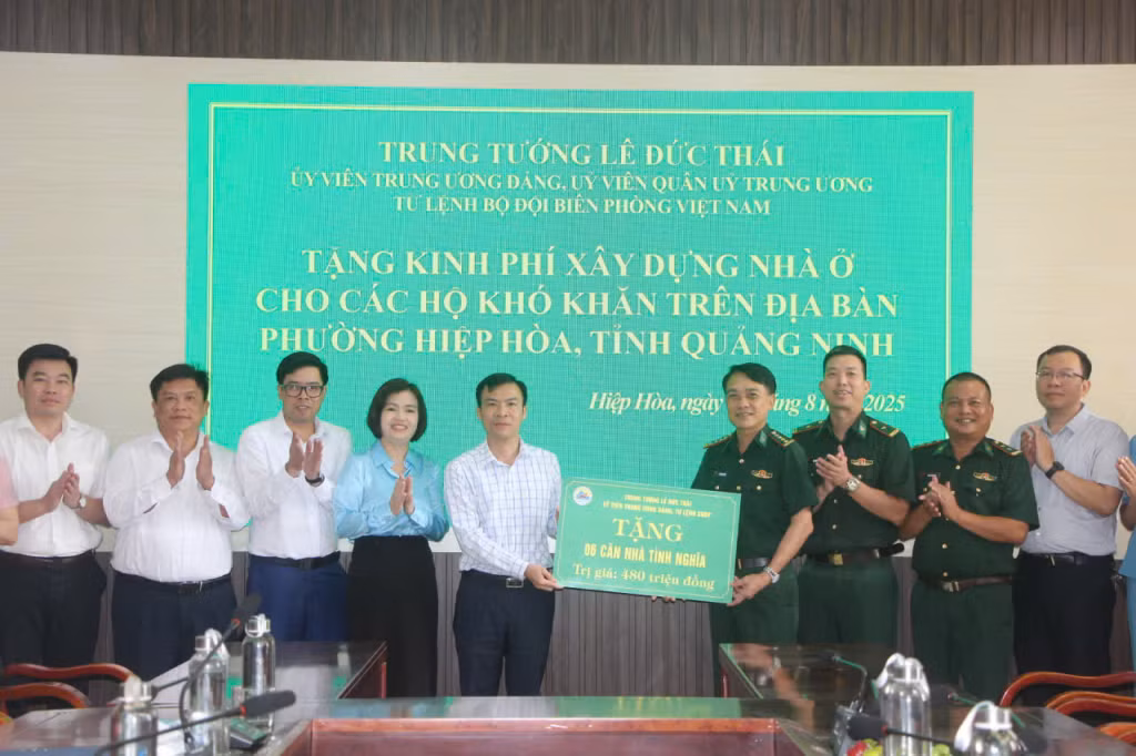 Trung tướng Lê Đức Thái, đại tá Vũ Văn Hưng, Bí thư đảng ủy, Chính ủy Ban chỉ huy Bộ đội Biên phòng tỉnh Quảng Ninh, trao kinh phí 480 triệu đồng cho phường Hiệp Hòa