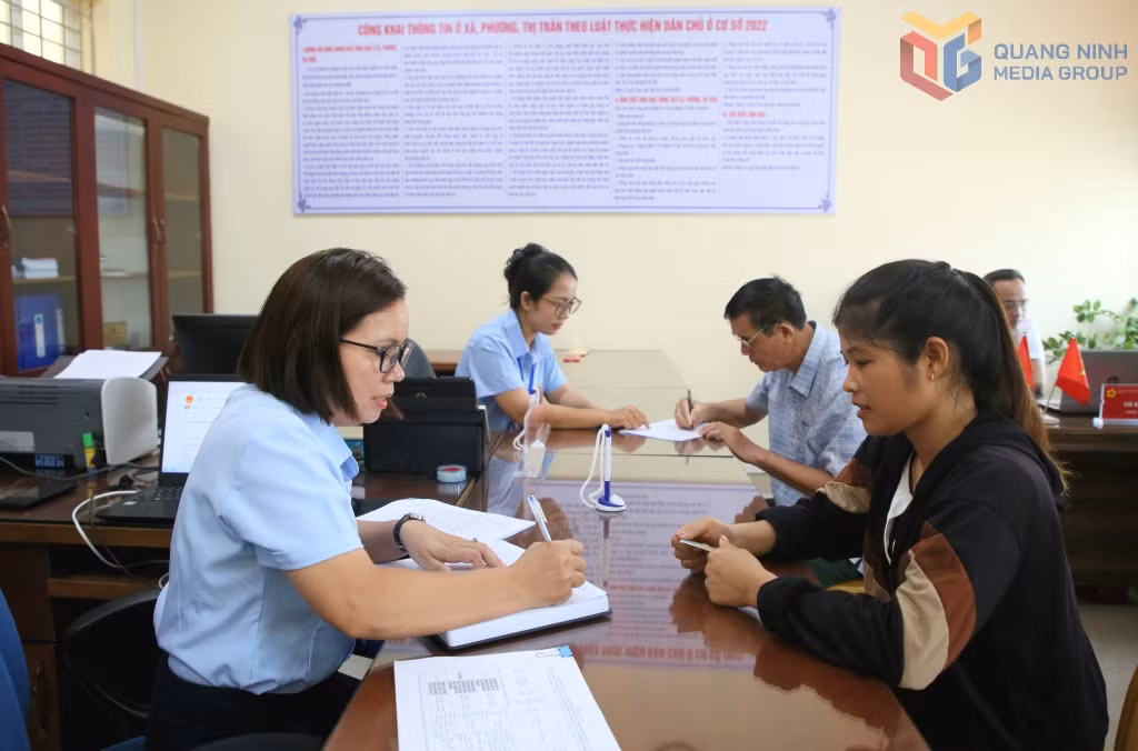 Cán bộ Trung tâm Phục vụ Hành chính công xã Hải Hoà hướng dẫn người dân giải quyết thủ tục hành chính. Ảnh: Minh Hà