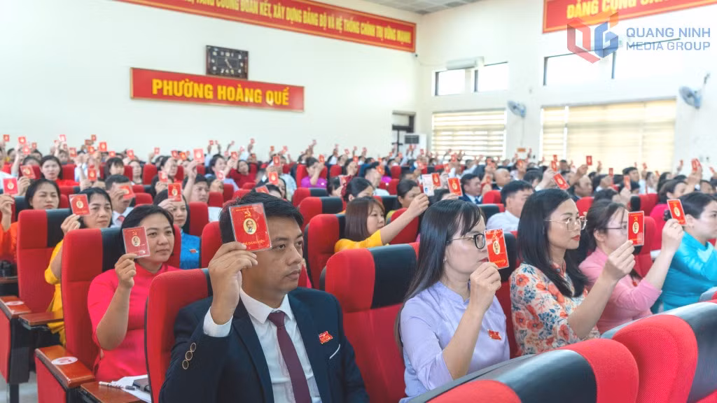 Phát huy dân chủ và trí tuệ tập thể, 100% đại biểu biểu quyết thông qua Nghị quyết Đại hội đại biểu phường lần thứ I, nhiệm kỳ 2025-2030.