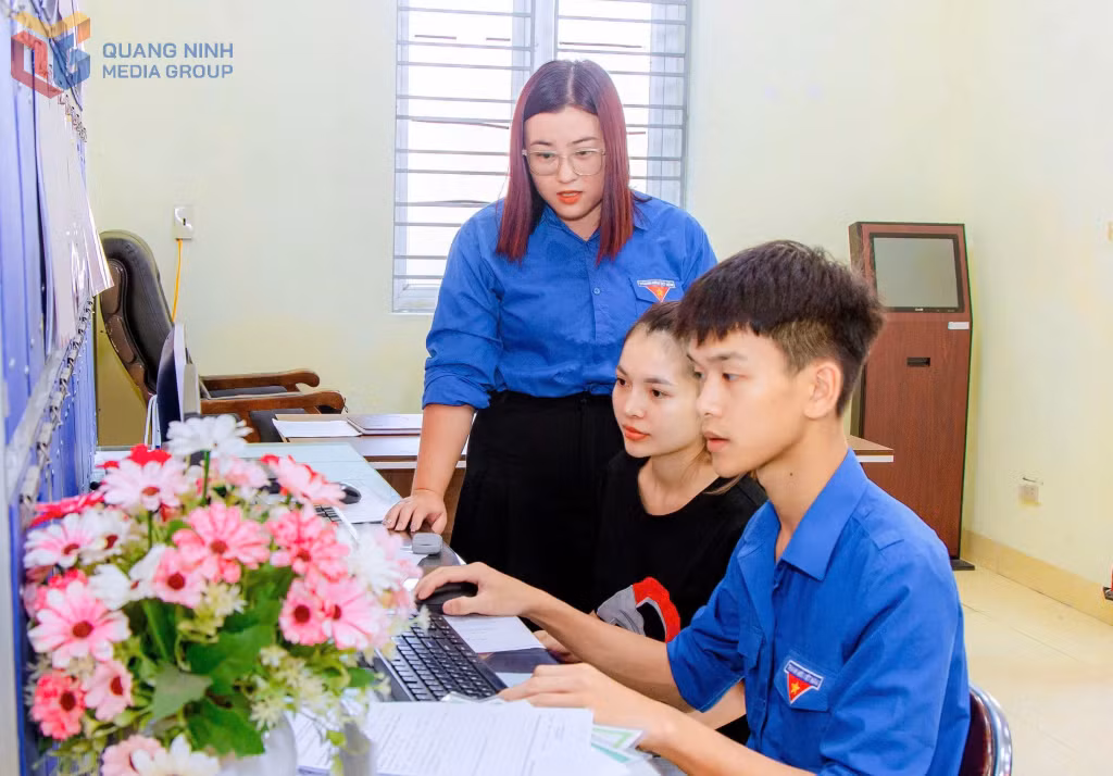 Đảng viên trẻ Đào Thị Duyên hướng dẫn người dân thực hiện thao tác nộp hồ sơ giải quyết TTHC sau khi địa phương vận hành mô hình chính quyền hai cấp.