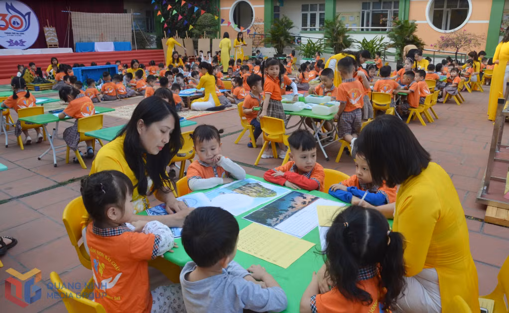 Cô và trò Trường Mầm non Bãi Cháy (phường Bãi Cháy)