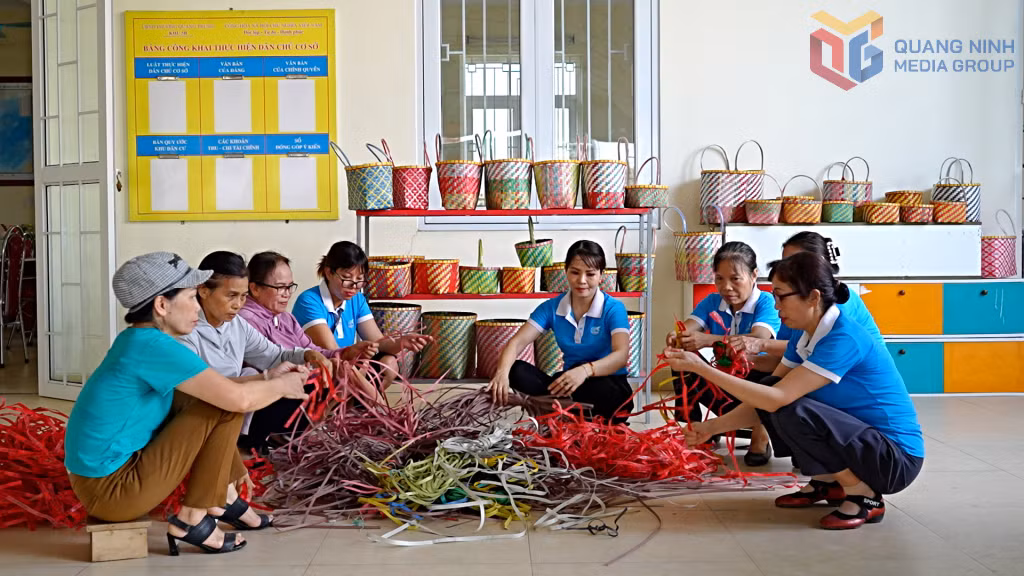 Chi bộ, Ban Công tác Mặt trận khu phố Quang Trung 5B (phường Uông Bí) duy trì hiệu quả mô hình "Biến rác thải nhựa thành tiền", gây quỹ từ thiện.