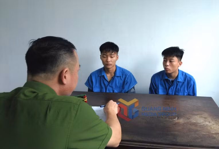 Nguyễn Nam Anh (bên phải) và Đỗ Đăng Khoa tại cơ quan công an.