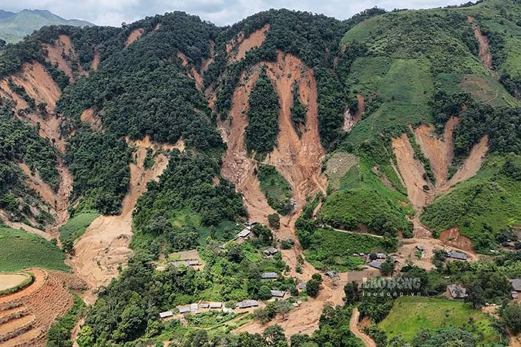 Bản Háng Pu Xi, xã Xa Dung, tỉnh Điện Biên tan hoang sau trận lũ quét. Ảnh: Quang Đạt