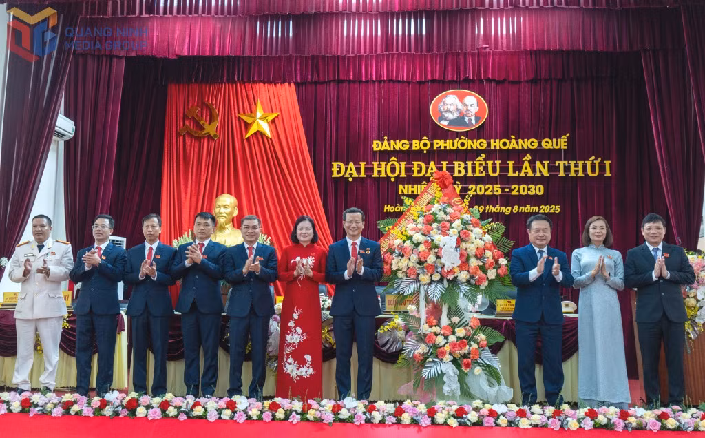 Các đồng chí lãnh đạo tỉnh tặng hoa chúc mừng Đại hội.