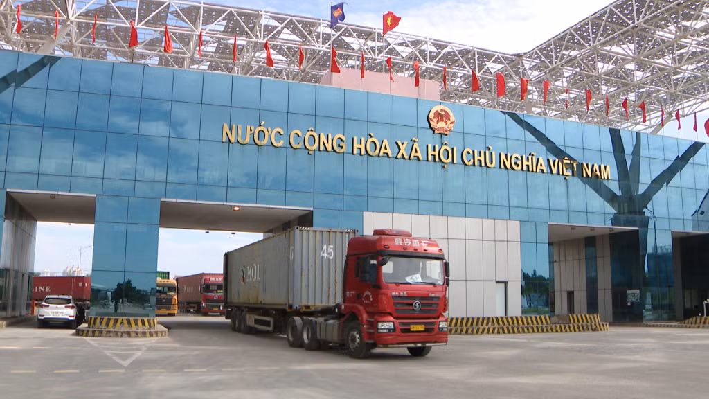 Xe hàng hóa thông quan tại Cửa khẩu Bắc Luân II (TP Móng Cái). Ảnh: Minh Đức