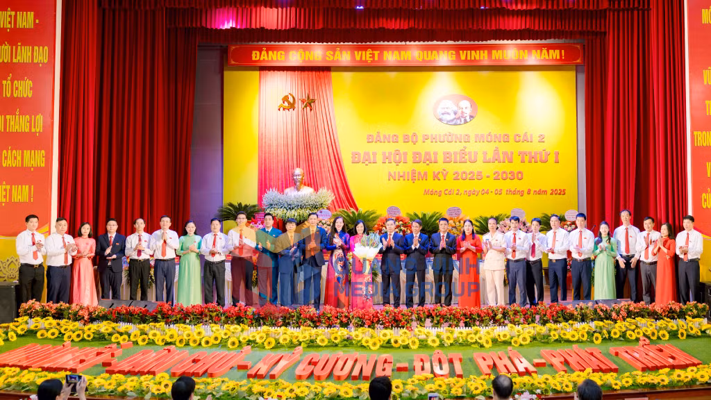 Đồng chí Phạm Đức Ấn, Phó Bí thư Tỉnh uỷ, Chủ tịch UBND tỉnh tặng hoa, chúc mừng BCH Đảng bộ phường Móng Cái 2, nhiệm kỳ 2025-2030 gồm 27 đồng chí. Đồng chí Vũ Thị Thanh Thảo được chỉ định làm Bí thư Đảng uỷ phường (8-2025). Ảnh: Hữu Việt