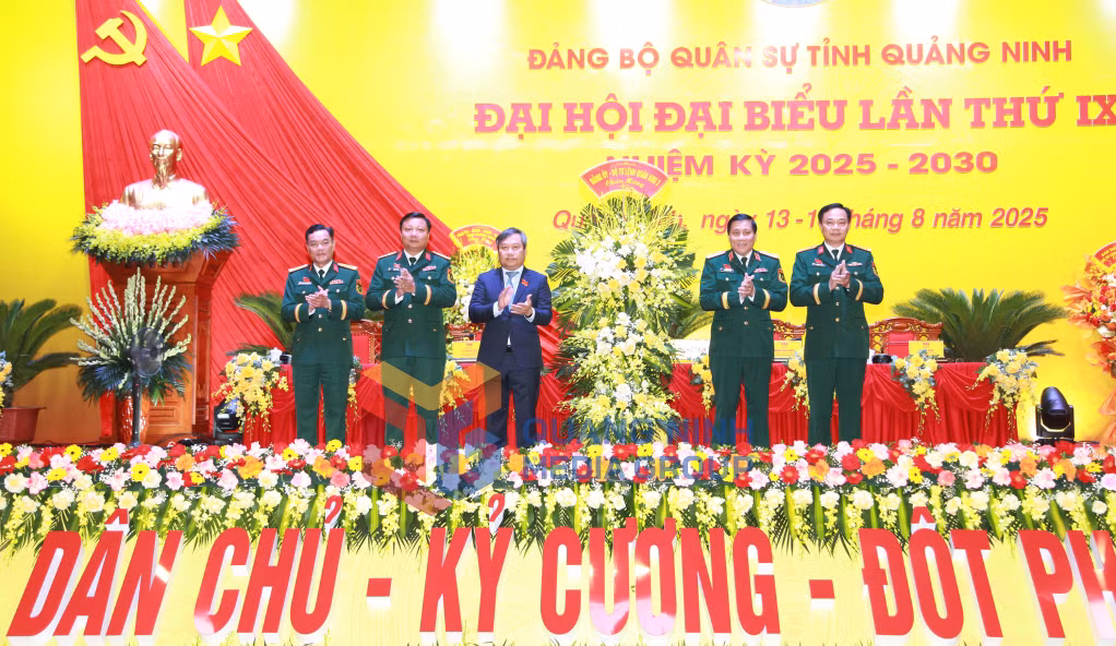 Đảng ủy - Bộ Tư lệnh Quân khu 3 tặng hoa chúc mừng Đại hội (8-2025). Ảnh: Đỗ Giang