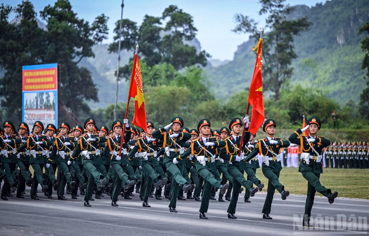 Khối sĩ quan Quân đội nhân dân Việt Nam luyện tập đội hình diễu hành, chuẩn bị cho lễ kỷ niệm 80 năm Quốc khánh 2/9.