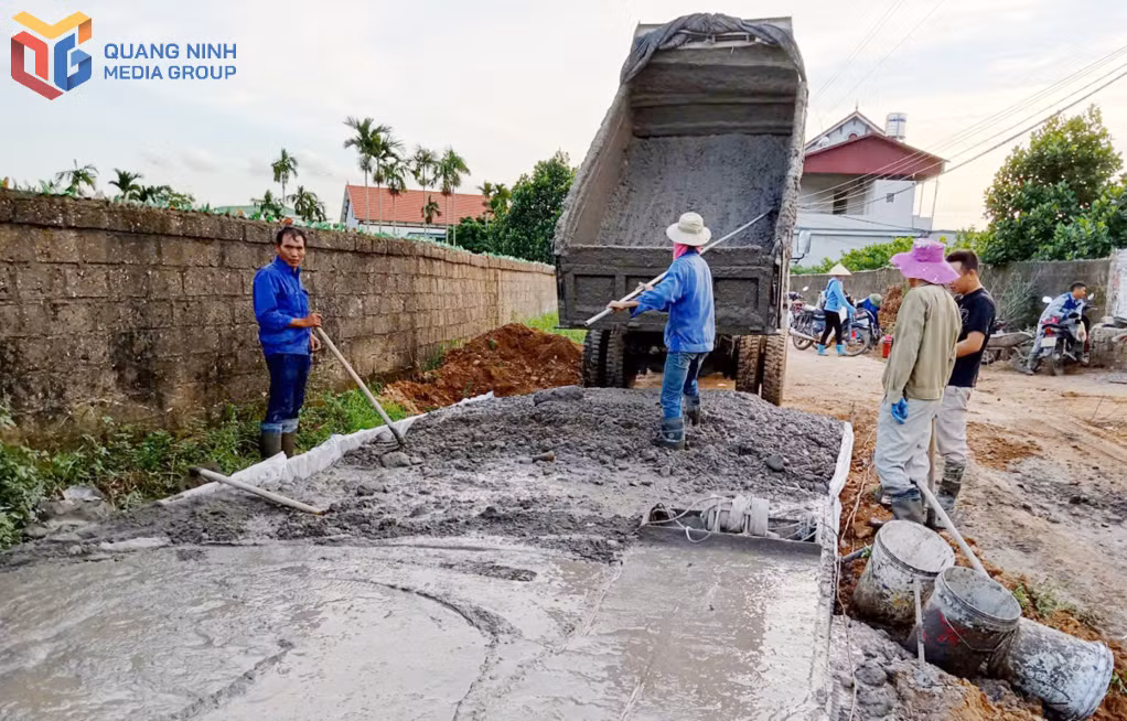 Đoạn đường khu Ninh Bình (phường Bình Khê) được bê tông hoá với sự đóng góp tích cực của đảng viên, nhân dân.