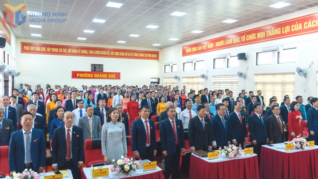 Các đại biểu tham dự đại hội thực hiện nghi thức chào cờ.