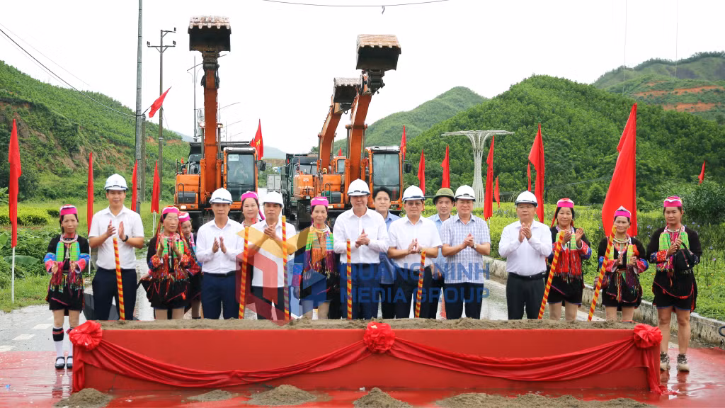 Đại biểu cùng nhân dân thực hiện nghi thức động thổ Dự án cải tạo, nâng cấp đường tỉnh 330 (8-2025). Ảnh: Minh Đức