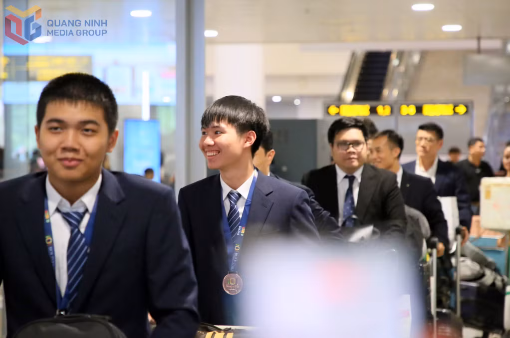Dù bình thường rất ít khi cười, nhưng trong ngày trở về sau thành tích tuyệt vời đạt được ở kỳ thi lớn tầm cỡ quốc tế, Thắng cũng không giấu được niềm vui, tươi cười chào bố, chào thầy cô và bạn bè.