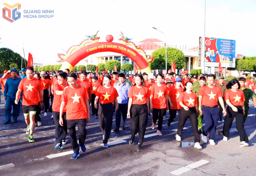 Cán bộ và nhân dân đi bộ trên đại lộ Hòa Bình đến điểm vòng xuyến Trà Cổ.