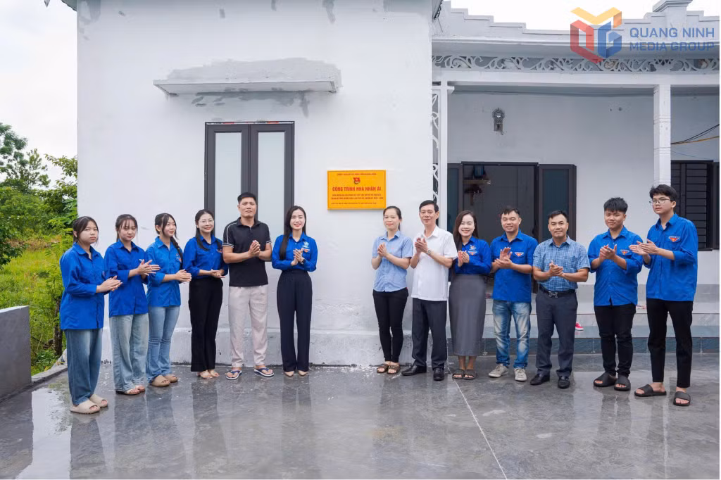 BTV Tỉnh Đoàn trao tặng “Nhà nhân ái” cho gia đình chị Phạm Thị Hà (xã Quảng Đức), hộ thanh niên công nhân có hoàn cảnh khó khăn.