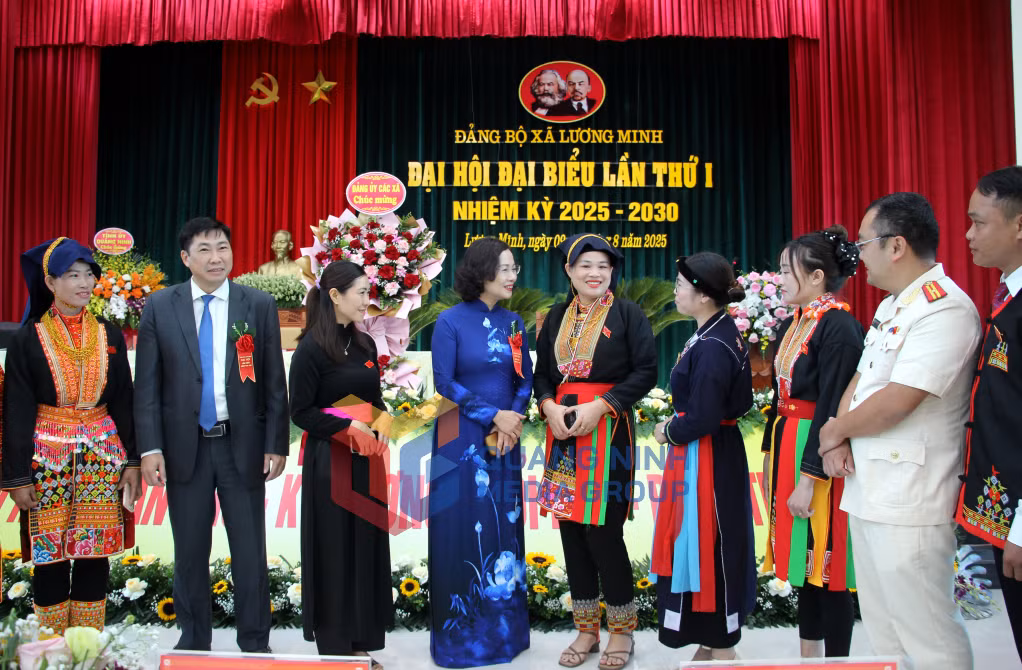 Các đại biểu tham dự trao đổi bên lề đại hội (8-2025). Ảnh: Mạnh Trường