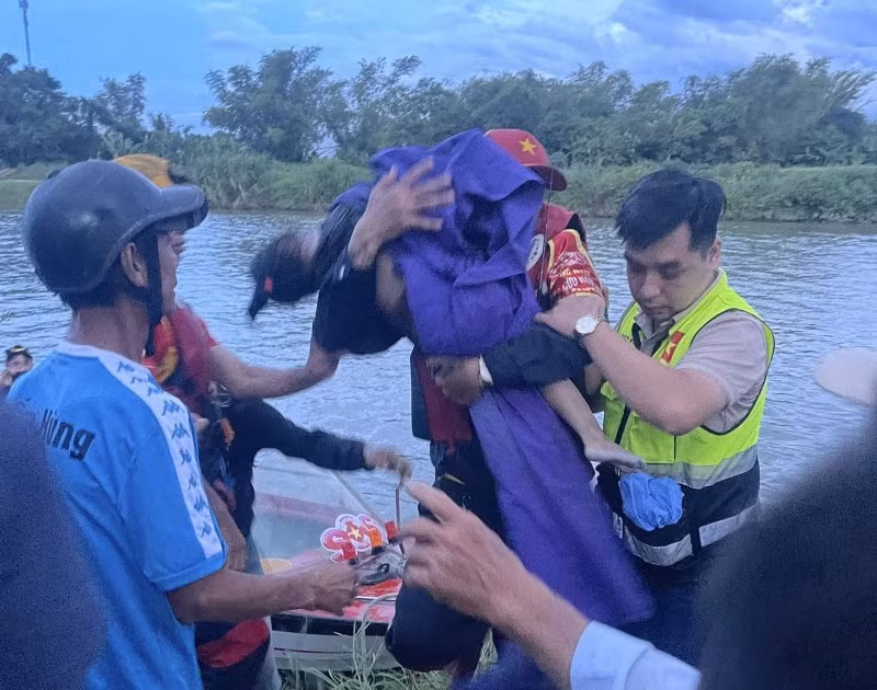 Sau hơn một ngày tìm kiếm, thi thể bé gái 3 tuổi mất tích bên sông Yên (TP. Đà Nẵng), đã được người dân phát hiện chiều 26.8. Ảnh: SOS Đà Nẵng