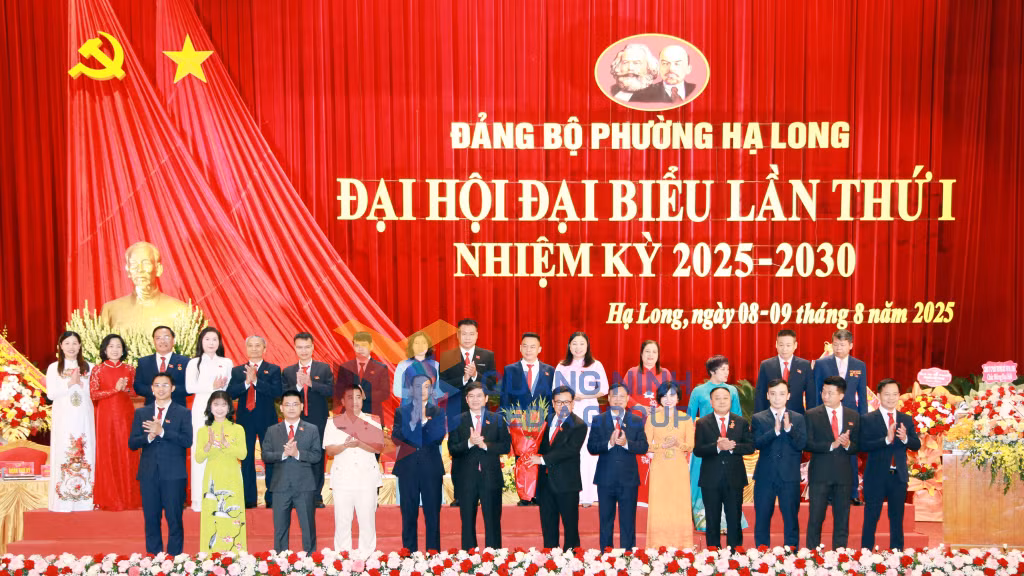 Đồng chí Vũ Quyết Tiến, Phó Bí thư Tỉnh uỷ tặng hoa chúc mừng Ban Chấp hành Đảng bộ phường Hạ Long, nhiệm kỳ 2025-2030 (8-2025). Ảnh: Đỗ Giang