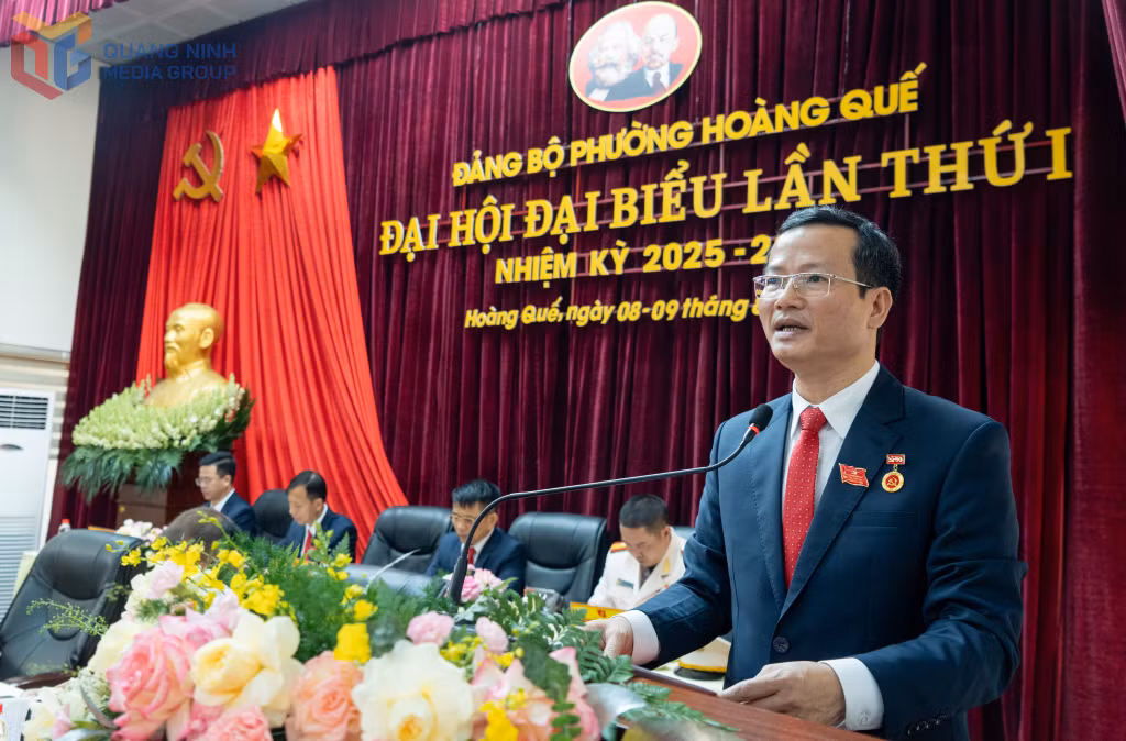 Đồng chí Hoàng Văn Đề, Bí thư Đảng uỷ phường Hoàng Quế phát biểu tại đại hội.