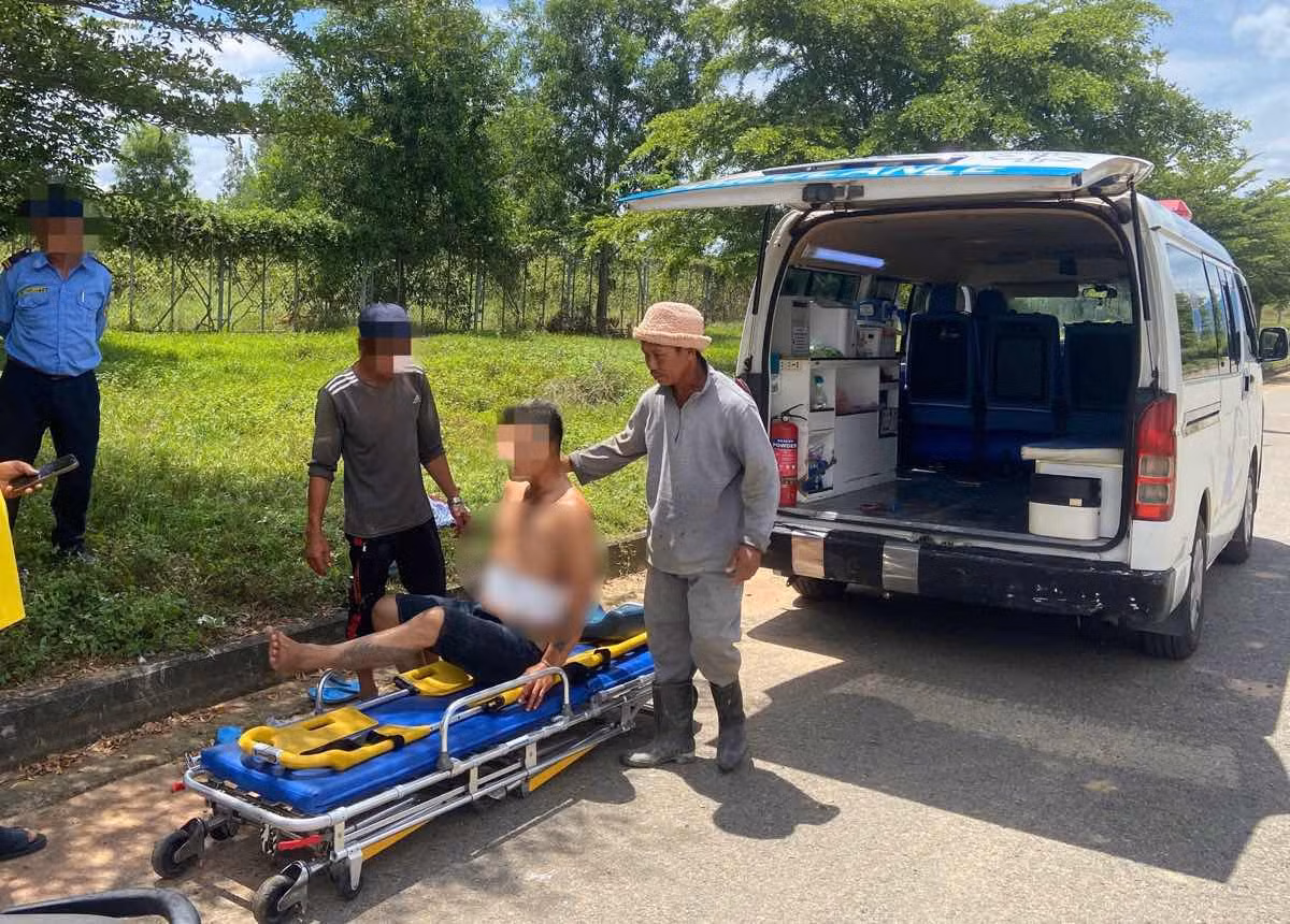 Ông H bị đâm, được xe cứu thương đưa đi cấp cứu. Ảnh: Duy Tuấn