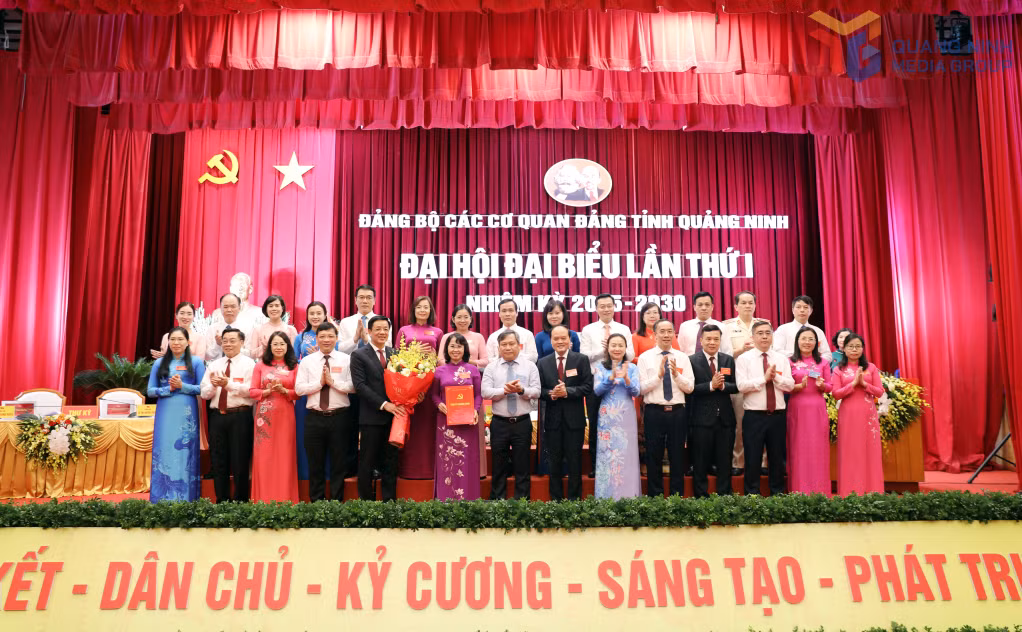Đồng chí Vũ Đại Thắng, Ủy viên Trung ương Đảng, Bí thư Tỉnh ủy, Trưởng Đoàn ĐBQH tỉnh trao quyết định và tặng hoa BCH Đảng bộ các cơ quan Đảng tỉnh nhiệm kỳ 2025-2030