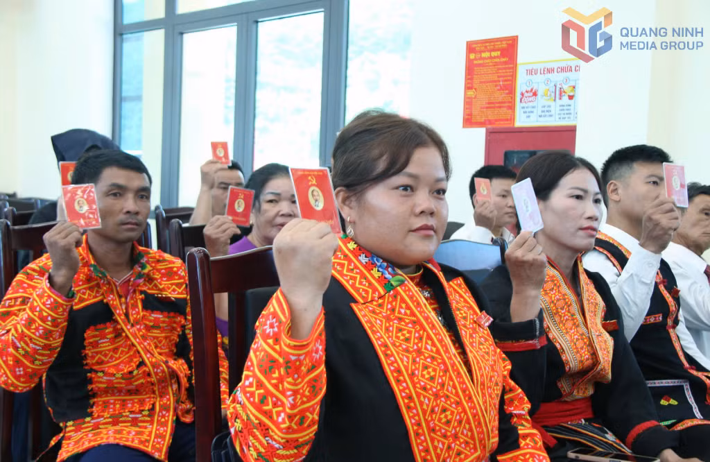 Các đại biểu biểu quyết thông qua nghị quyết Đại hội.
