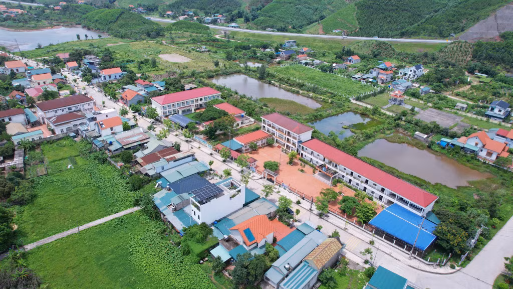 Một góc khu vực dân cư với hạ tầng được xây dựng đồng bộ, khang trang, to đẹp của xã Hải Hoà hiện nay.