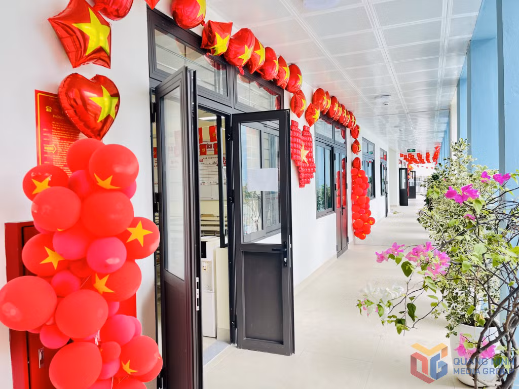 Các lớp học được trang trí rực rỡ để chào mừng kỷ niệm 80 năm Cách mạng Tháng Tám, Quốc khánh 2/9 và năm học mới.