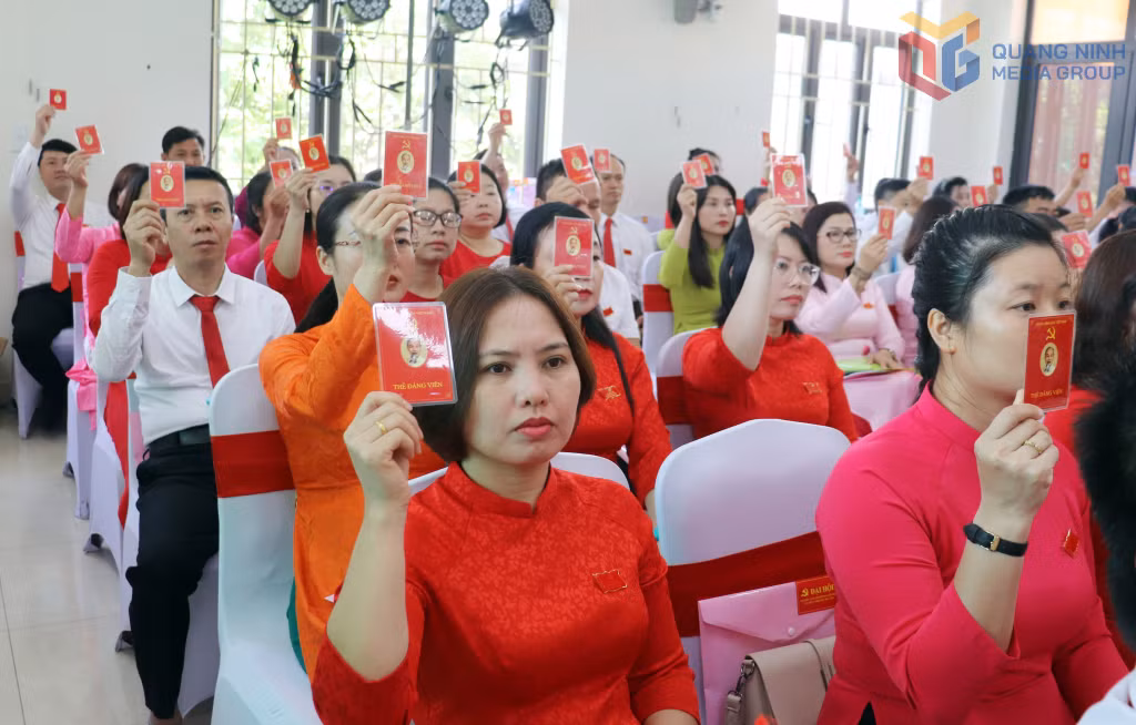 Các đại biểu dự Đại hội Đại biểu Đảng bộ phường Liên Hòa lần thứ I biểu quyết thông qua nghị quyết Đại hội.