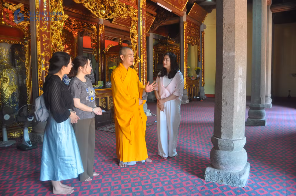 Thượng tọa Thích Minh Hạnh giới thiệu về những cột đá độc đáo được giữ lại từ ngôi chùa xưa.