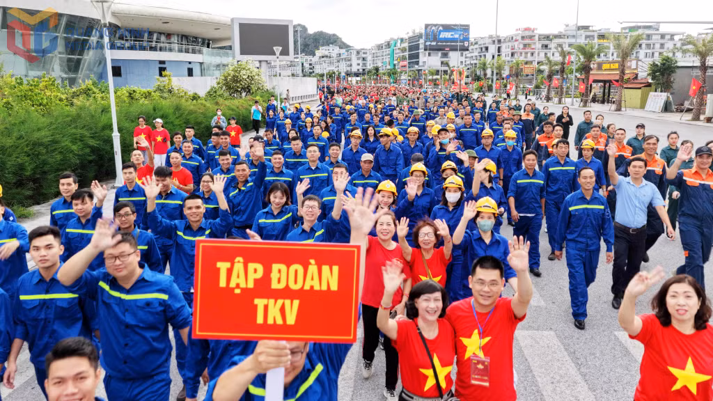 Cán bộ, công nhân TKV hào hứng chinh phục cung đường bao biển.