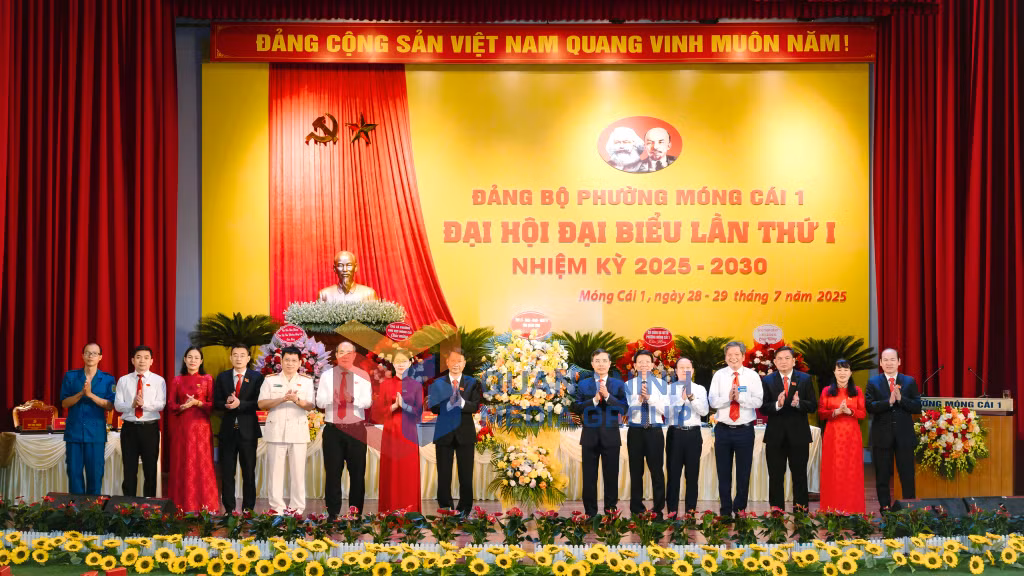 Đồng chí Phạm Đức Ấn, Phó Bí thư Tỉnh ủy, Chủ tịch UBND tỉnh, tặng hoa chúc mừng Đại hội đại biểu Đảng bộ phường Móng Cái 1 lần thứ I, nhiệm kỳ 2025 - 2030 (7-2025). Ảnh: Mạnh Trường