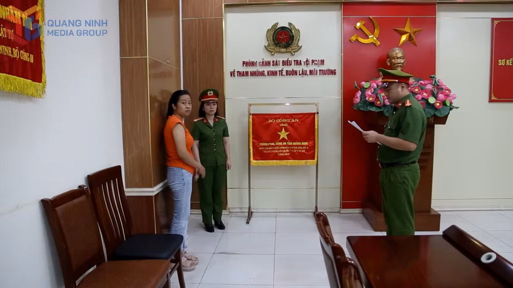 Cơ quan Công an tống đạt quyết định đối với đối tượng Đặng Thu Trang.