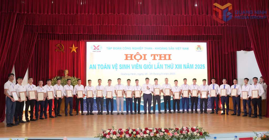 Lãnh đạo Tập đoàn TKV trao thưởng cho các an toàn vệ sinh viên xuất sắc.