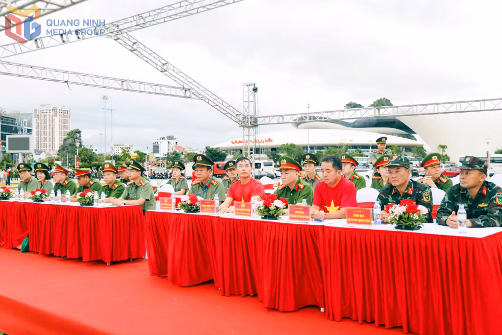 Lãnh đạo tỉnh và các sở, ban, ngành tham dự sự kiện.