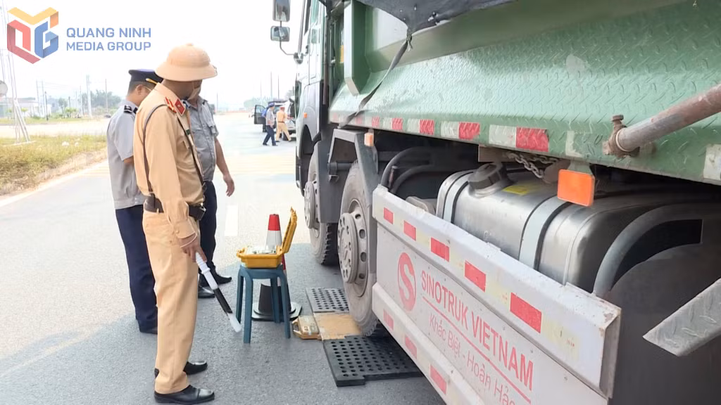 Đội CSGT Đường bộ số 1, Phòng CSGT (Công an tỉnh) phối hợp Trạm Kiểm tra tải trọng xe Quảng Ninh (Sở Xây dựng) kiểm tra, xử lý phương tiện vận chuyển vật liệu vi phạm tải trọng tại 1 tuyến đường thuộc địa bàn phường Mạo Khê.