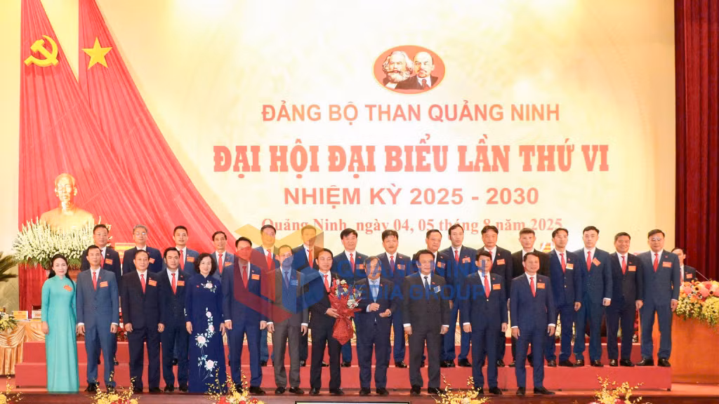 Đồng chí Vũ Đại Thắng, Ủy viên Trung ương Đảng, Bí thư Tỉnh ủy, Trưởng Đoàn ĐBQH tỉnh tặng hoa chúc mừng Ban Chấp hành Đảng bộ Than Quảng Ninh, nhiệm kỳ 2025-2030 (8-2025). Ảnh: Phạm Tăng