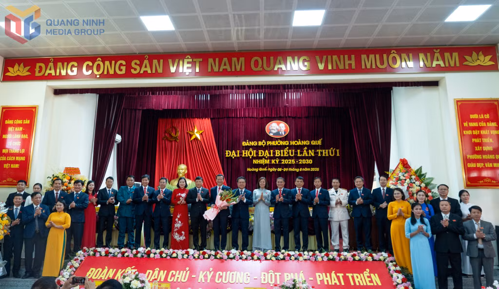 Các đồng chí lãnh đạo tỉnh tặng hoa chúc mừng Ban Chấp hành Đảng bộ phường Hoàng Quế, nhiệm kỳ 2025-2030.