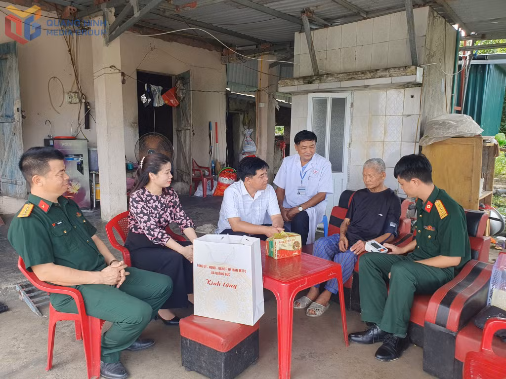Lãnh đạo xã Quảng Đức thăm, tặng quà các gia đình chính sách nhân kỷ niệm Ngày thương binh-Liệt sỹ 27/7/2025
