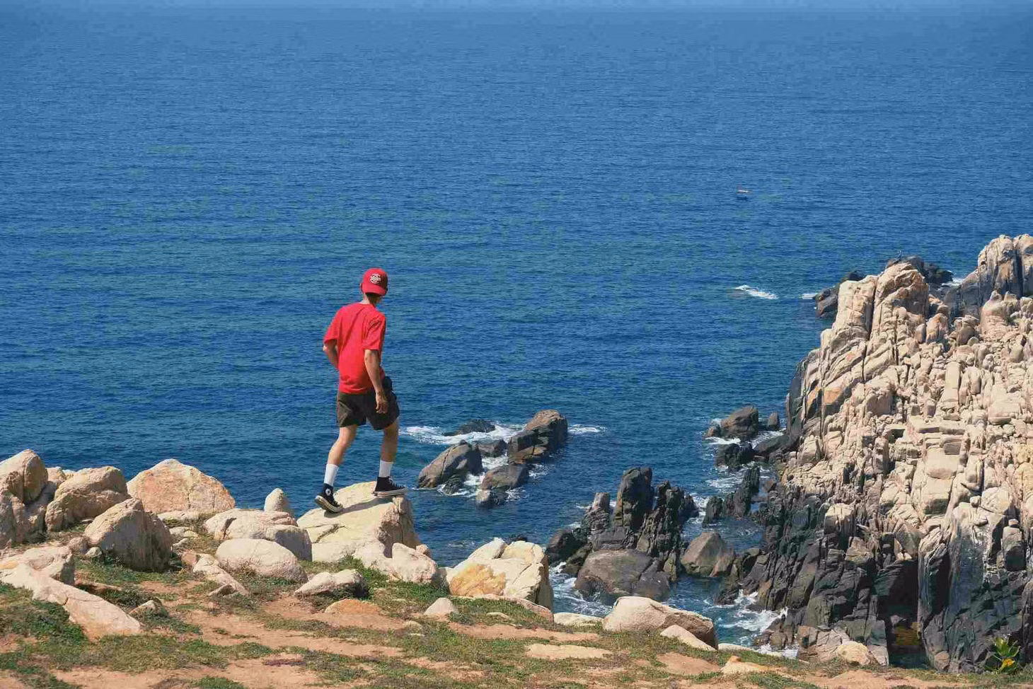 Công viên Đá Ninh Thuận hút hồn du khách với thế giới đá đa dạng hình thù, view biển đẹp ngất ngây. Ảnh: Phạm Quang Tuyên