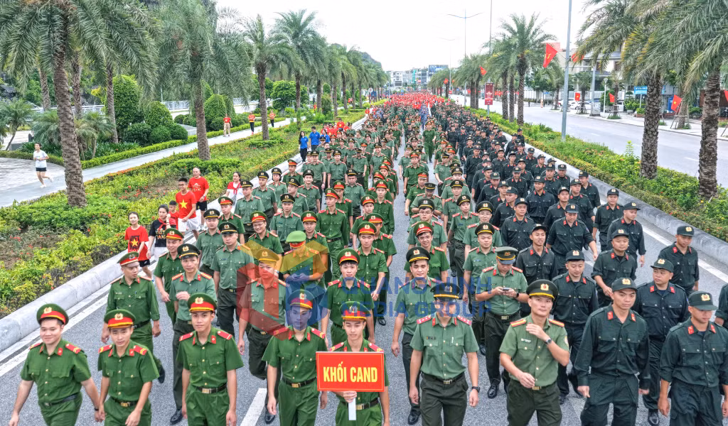 2025-08_Đông đảo cán bộ, chiến sỹ Khối CAND hưởng ứng hoạt động đi bộ. Ảnh: Đỗ Phương