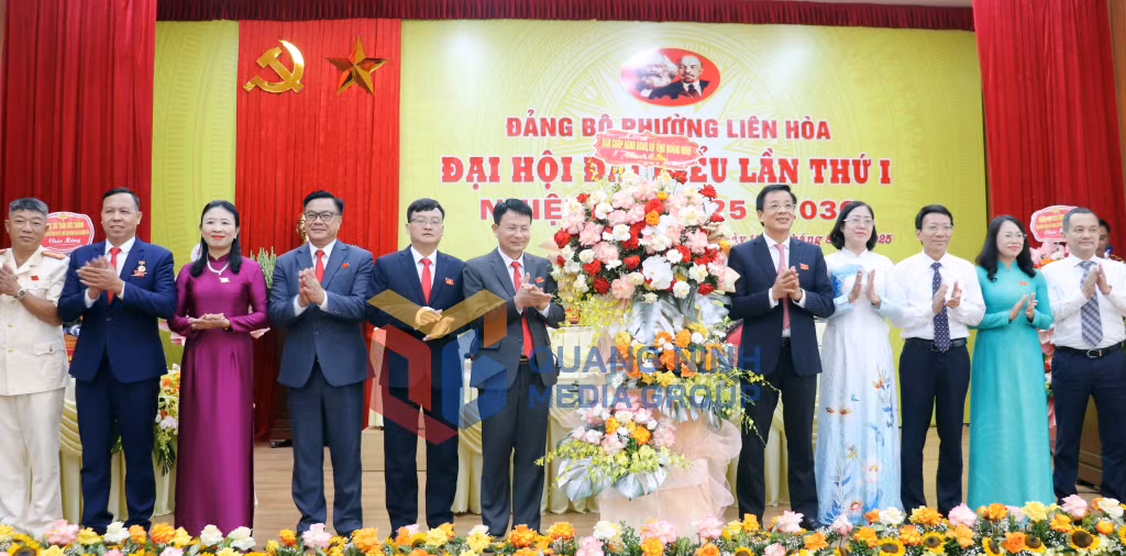 Đồng chí Nguyễn Văn Hồi, Ủy viên Ban Thường vụ Tỉnh ủy, Chủ tịch Ủy ban MTTQ tỉnh, tặng hoa chúc mừng Đại hội (8-2025). Ảnh: Trúc Linh