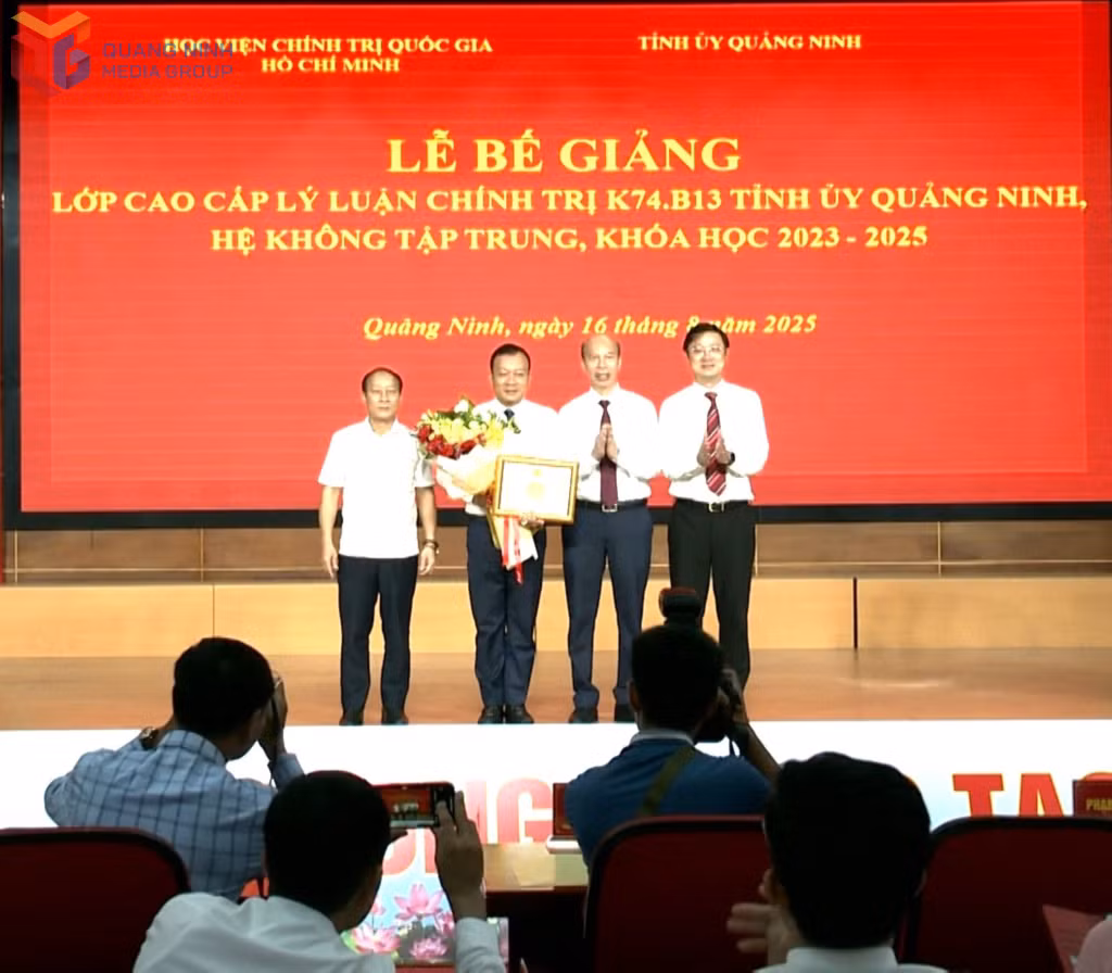 Ban tổ chức trao giấy khen của Giám đốc Học viện Chính trị Quốc gia Hồ Chí Minh cho học viên có thành tích học tập tốt.