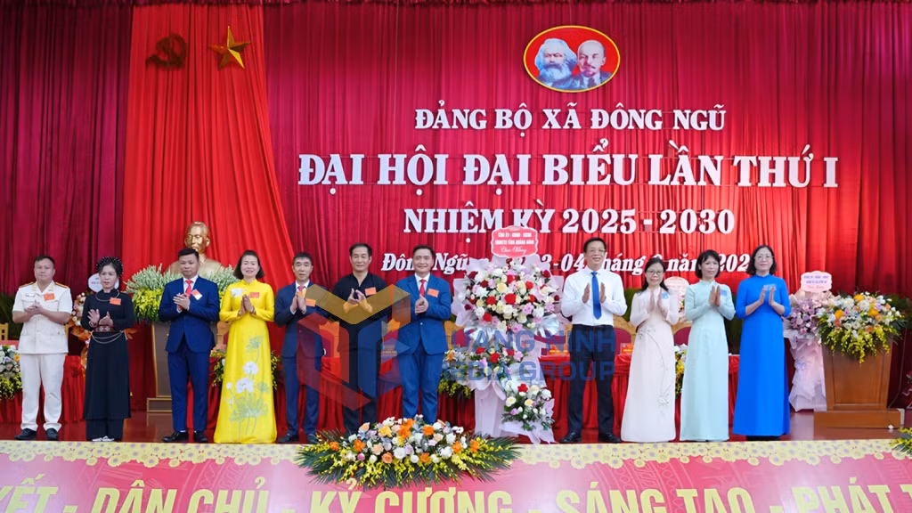 Đồng chí Nguyễn Văn Hồi, Ủy viên Ban Thường vụ Tỉnh ủy, Chủ tịch Ủy ban MTTQ tỉnh và lãnh đạo các Ban Xây dựng Đảng của tỉnh tặng hoa chúc mừng Đại hội (5-2025). Ảnh: Trần Hoàn (CTV)
