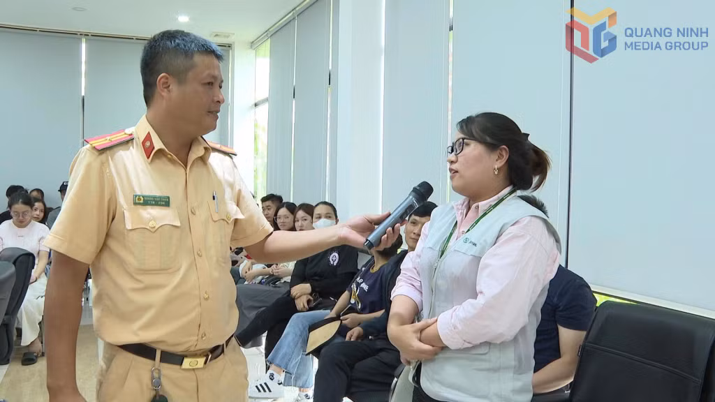 Lực lượng CSGT tuyên truyền Luật Trật tự, ATGT đường bộ cho công nhân KCN Đông Mai, phường Đông Mai.