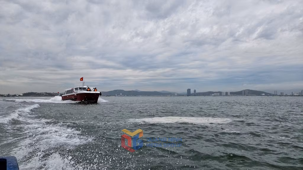 Công tác tuần tra, chốt chặn trên các tuyến điểm du lịch của vịnh Hạ Long được Bộ CHQS tỉnh triển khai 24/24h hằng ngày.