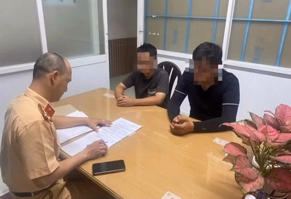 Hai nam thanh niên làm việc với CSGT. Ảnh: Công an cung cấp