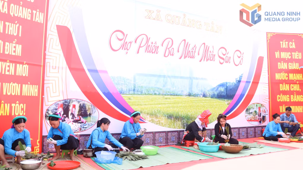 Phần thi gói bánh coóc mò.