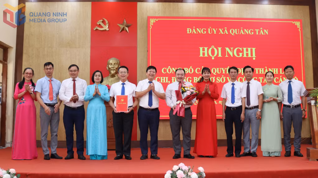 Trao quyết định thành lập Đảng bộ cơ quan UBND xã Quảng Tân