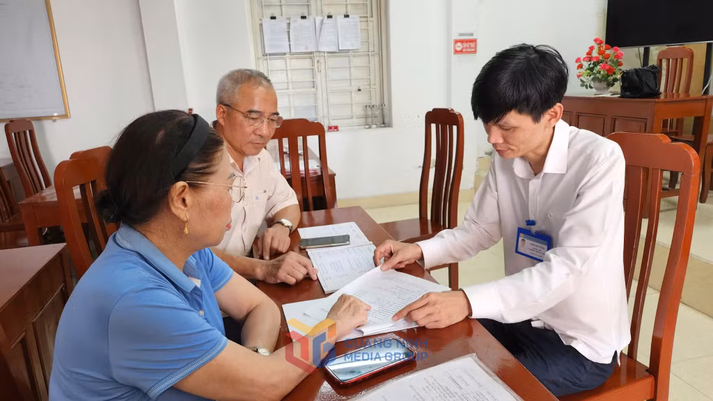 Cán bộ phường Cẩm Phả nắm tình hình hoạt động của tổ hòa giải khu Diêm Thủy.